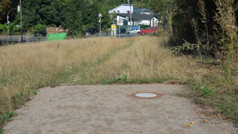 Verlängerung des Fuß- und Radweges parallel zum neu offengelegten Erlenbach Verlängerung des Fuß- und Radweges parallel zum neu offengelegten Erlenbach