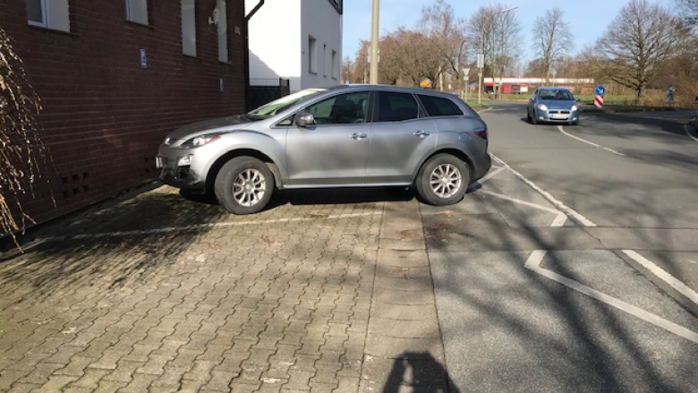 Parkplätze vor dem Haus Mengeder Straße 404