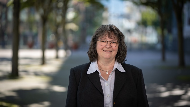 Andrea Henze Auf diesem Bild sehen Sie Frau Andrea Henze.