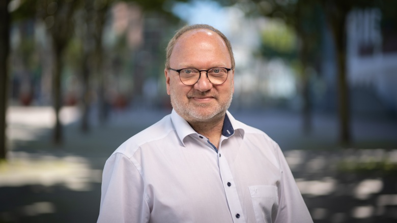 Auf diesem Bild sehen Sie Herrn Dirk Mayer.
