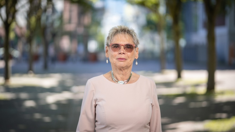Auf diesem Bild sehen Sie Frau Karin Neumann.
