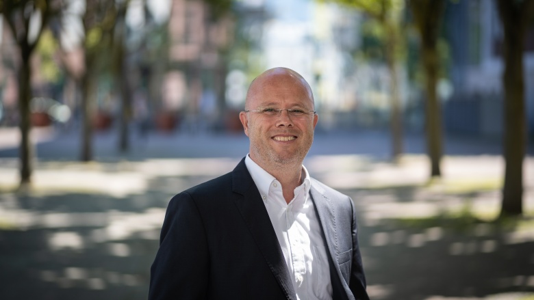 Auf diesem Bild sehen Sie Herrn Carsten Weigang.