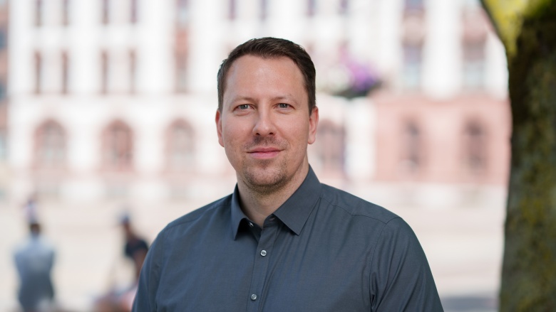 Auf diesem Bild sehen Sie Herrn Alexander Scheiper.