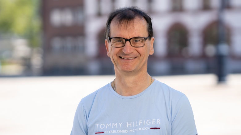 Auf diesem Bild sehen Sie Herrn Stephan Altner.