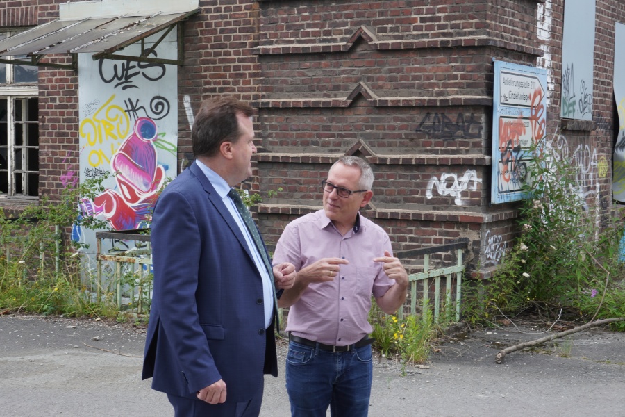 Auf diesem Bild sehen Sie Rechtsdezernent Norbert Dahmen im Gespräch mit Ratsvertreter Uwe Wallrabe.