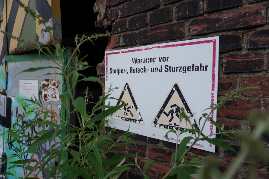 Auf diesem Bild sehen Sie ein Warnschild.