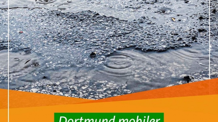 Auf diesem Bild sehen Sie eine beschädigte Asphaltdecke.