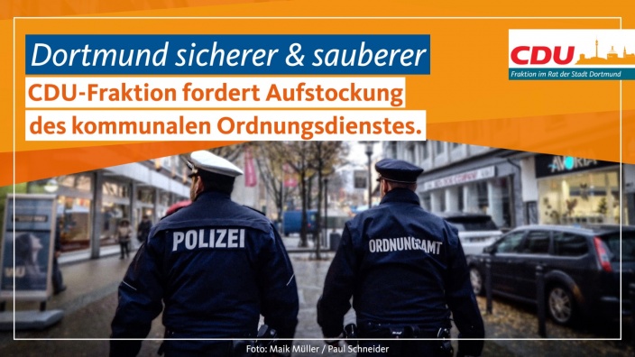 Auf diesem Bild sehen Sie einen Polizisten und einen Mitarbeiter des Ordnungsamtes.