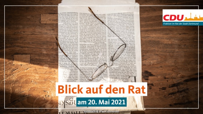 Auf diesem Bild sehen Sie eine Brille, die auf einer Zeitung liegt.