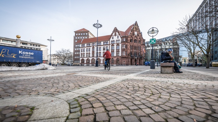Auf diesem Bild sehen Sie den Friedensplatz mit dem Dortmunder Stadthaus im Hintergrund.