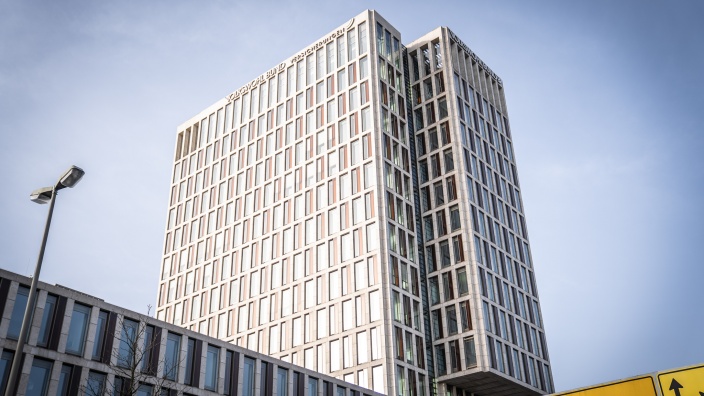 Auf diesem Bild sehen Sie ein Bürogebäude.