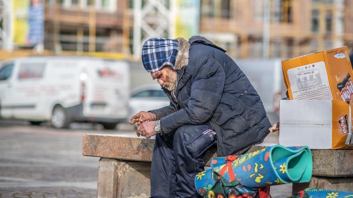 Auf diesem Bild sehen Sie einen obdachlosen Menschen.