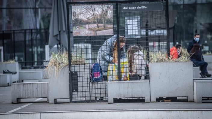Auf diesem Bild sehen Sie ein Schulkind mit einem Elternteil.