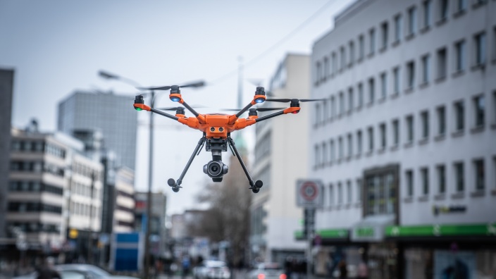 Auf diesem Bild sehen Sie eine fliegende Drohne.
