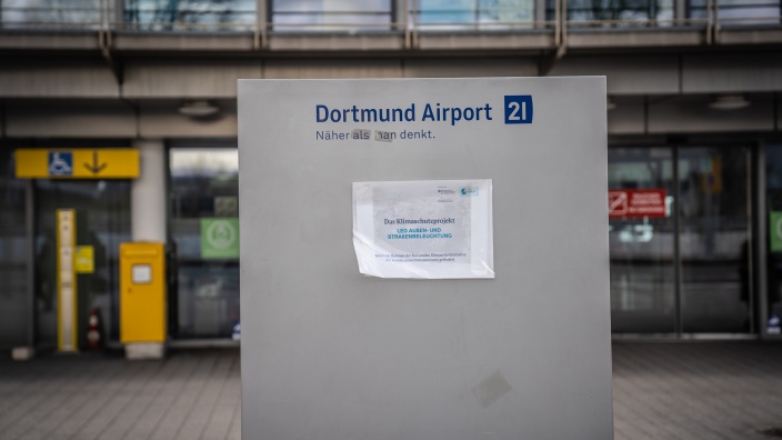 Auf diesem Bild sehen Sie ein Schild mit dem Schriftzug "Dortmund Airport".