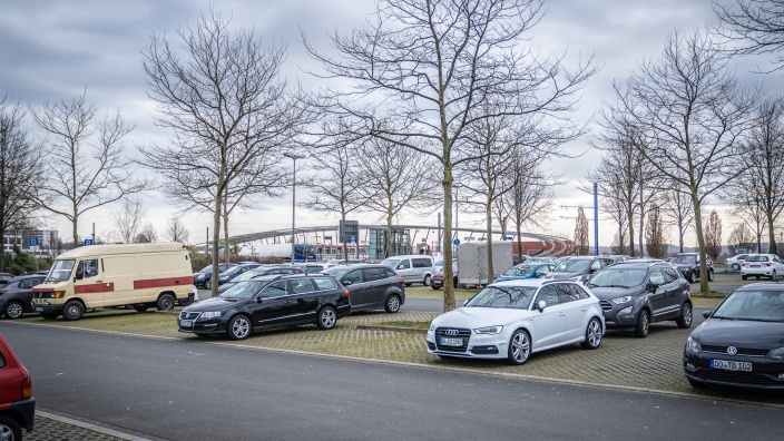 Auf diesem Bild sehen Sie einen Parkplatz für Autos.