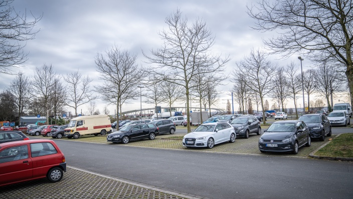 Auf diesem Bild sehen Sie einen Parkplatz mit parkenden Autos.