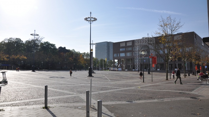 Auf diesem Bild sehen Sie den Dortmunder Friedensplatz und das Rathaus.