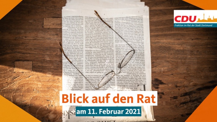 Auf diesem Bild sehen Sie eine Brille, die auf einer Zeitung liegt.