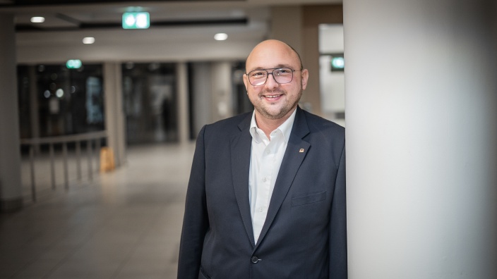 Auf diesem Bild sehen Sie Herrn Andreas Flur.
