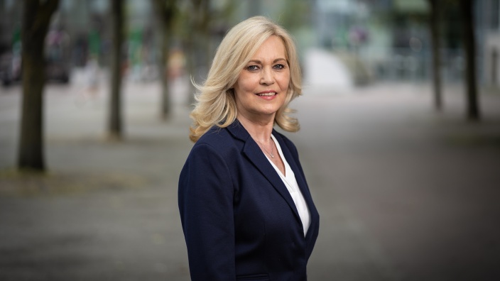 Auf diesem Bild sehen Sie Frau Birgit Haccius.