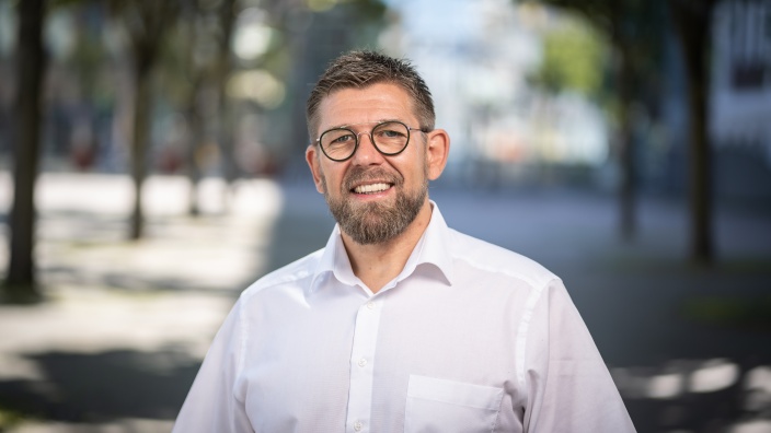 Auf diesem Bild sehen Sie Herrn Martin Unland.