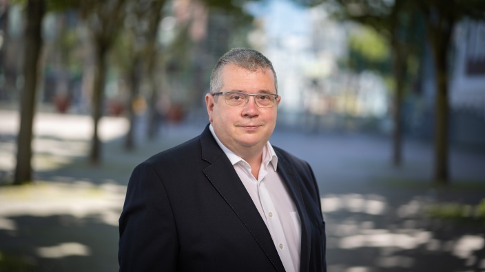 Auf diesem Bild sehen Sie Herrn Marc Stoll.