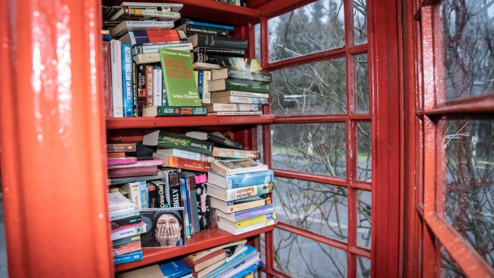 Auf diesem Bild sehen Sie einen Bücherschrank.