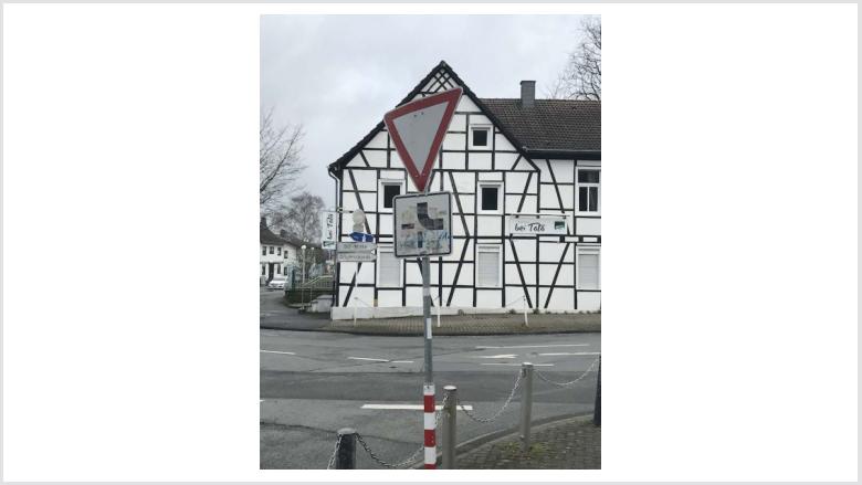 Straßenverkehrszeichen „Vorfahrt gewähren“ Schloßstr. und Im Odemsloh in Dortmund-Bodelschwingh
