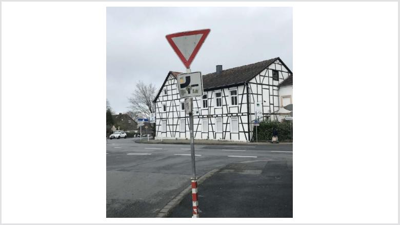 Straßenverkehrszeichen „Vorfahrt gewähren“ Schloßstr. und Im Odemsloh in Dortmund-Bodelschwingh