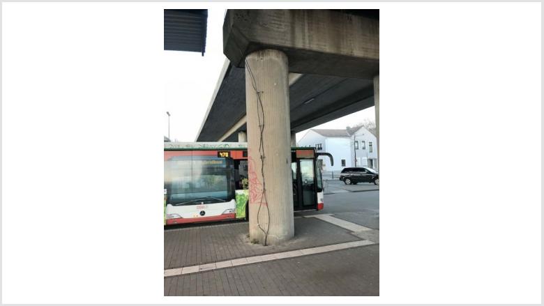 Ungesicherte Blitzableiterleitungen und Verschmutzungen am Mengeder Bahnhof