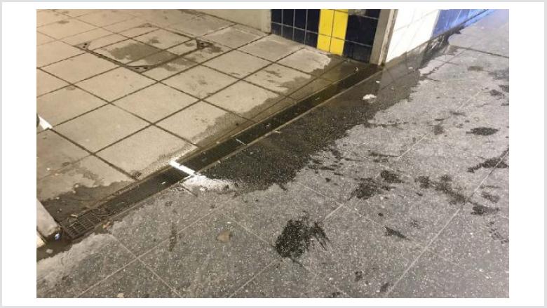 Ungesicherte Blitzableiterleitungen und Verschmutzungen am Mengeder Bahnhof