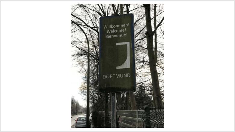 Verschmutztes Willkommensschild Verschmutztes Willkommensschild